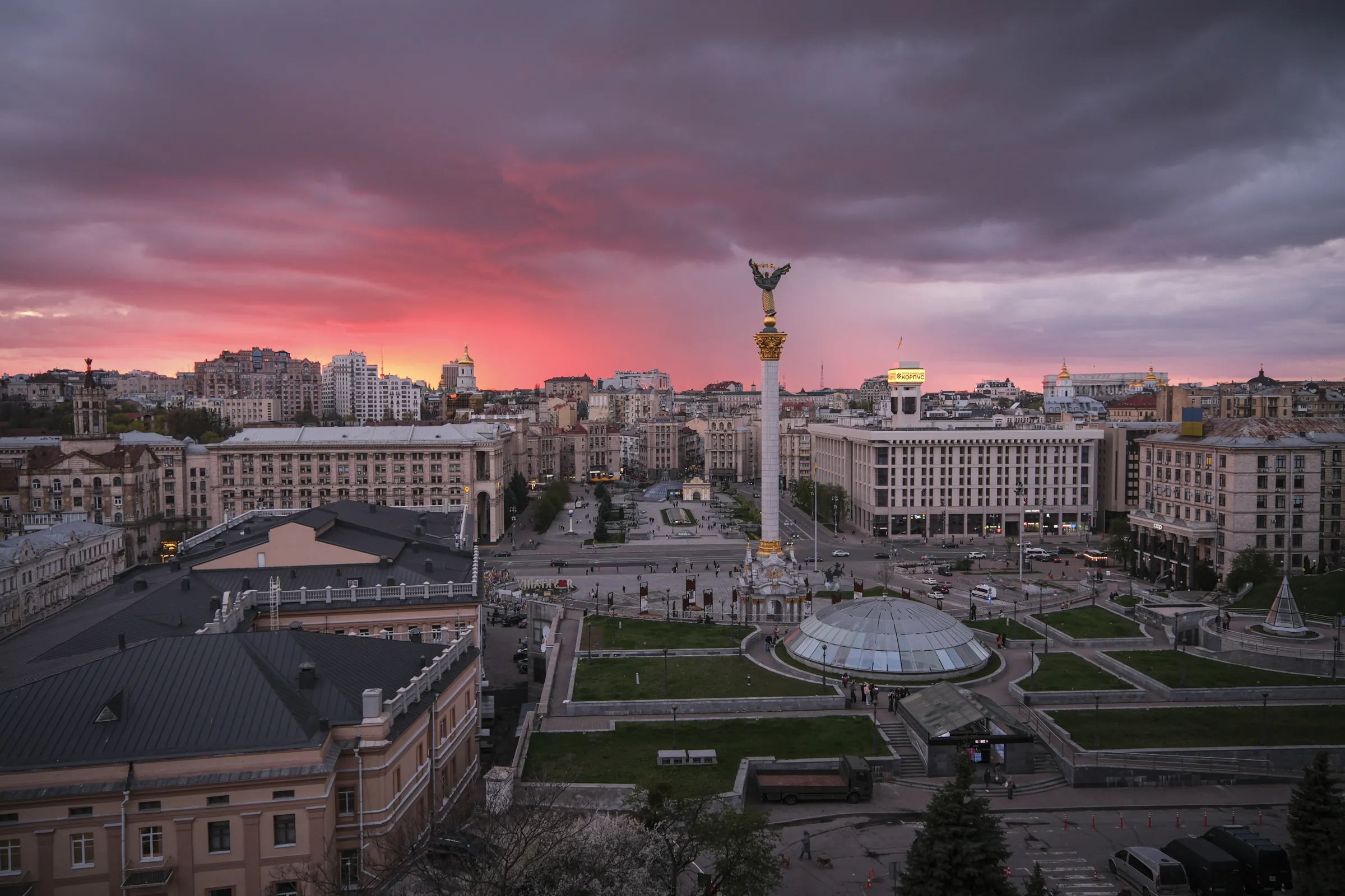 Aerial view of Maidan Nezalezhnosti in Kyiv at sunset, the Independence Monument rising over the near-empty square